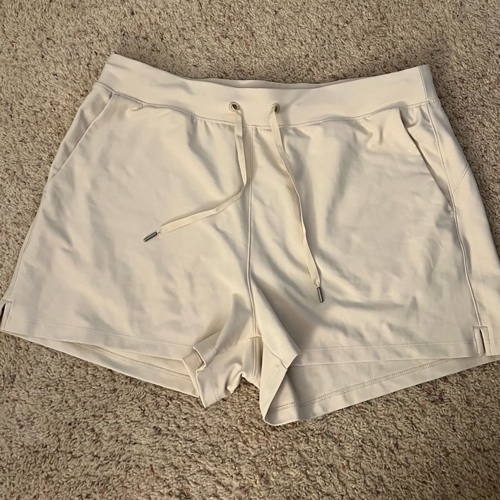 Active wear shorts
